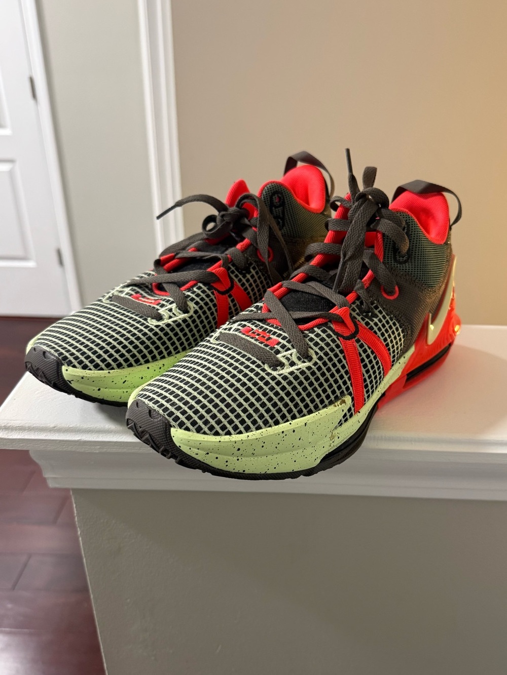 Nike LeBron Witness 7 Men Size 9Basketball Shoes Volt Crimson Green NWOB/NWOT